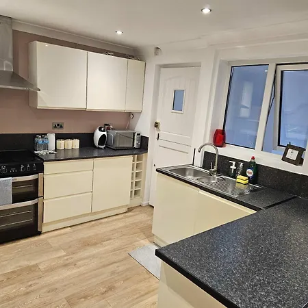 Homely 4-br House With Free Parking And Wifi