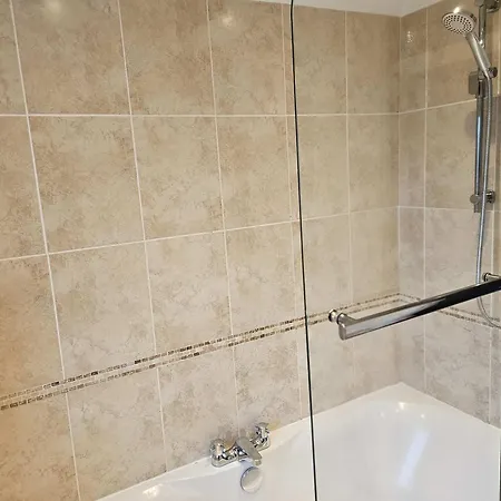 Homely 4-br House With Free Parking And Wifi Дом отдыха