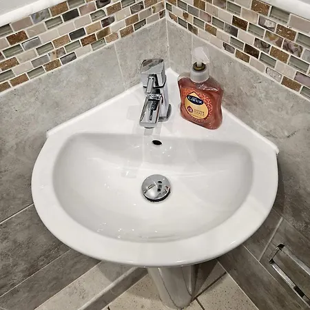 Homely 4-br House With Free Parking And Wifi Бристоль