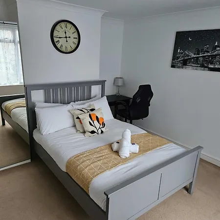 Homely 4-br House With Free Parking And Wifi Бристоль