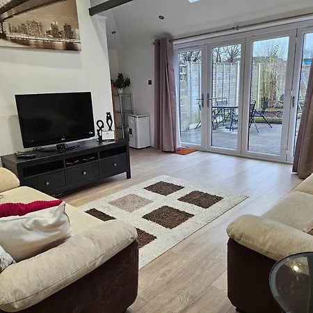 Homely 4-br House With Free Parking And Wifi *