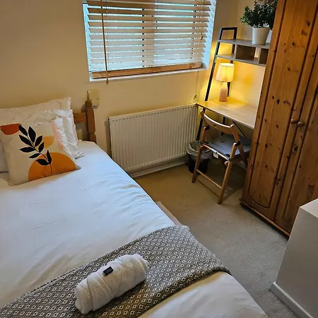 Homely 4-br House With Free Parking And Wifi Bristol