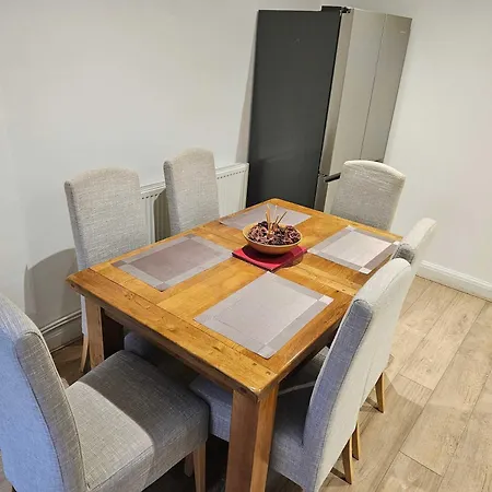 Casa de Férias Homely 4-br House With Free Parking And Wifi *