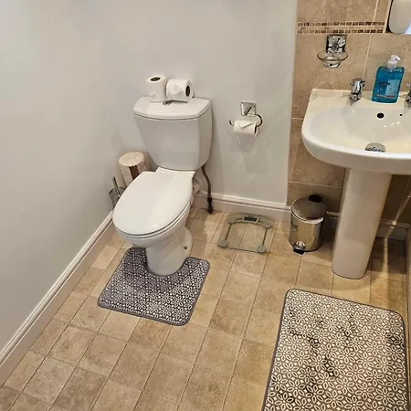 Homely 4-br House With Free Parking And Wifi Casa de Férias